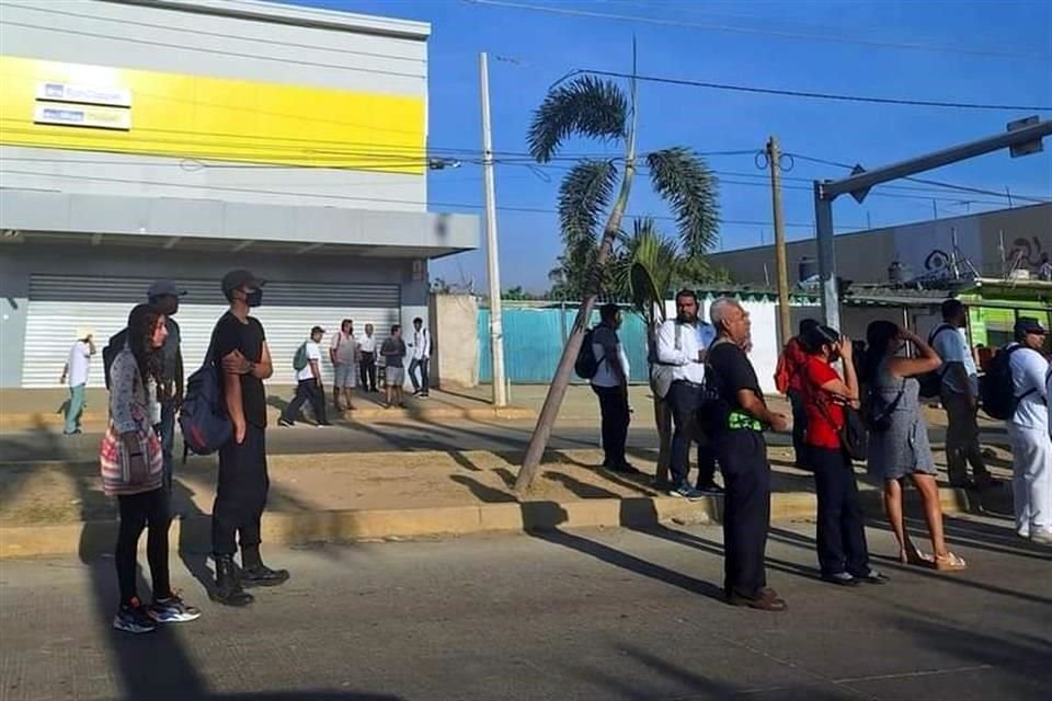 Usuarios tratan de encontrar un medio de transporte ante la suspensión del servicio en algunas zonas del puerto.