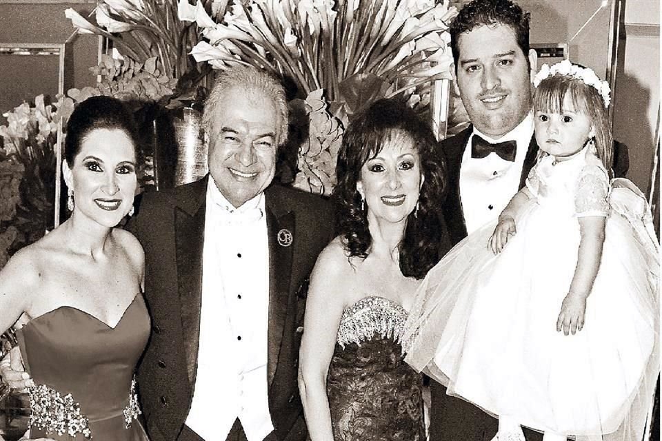 SU FAMILIA Ariadna Marfil de Cavazos, Luis Marfil Rivera, Marcela Garza de Marfil y Ramiro Cavazos con María Jimena Cavazos Marfil