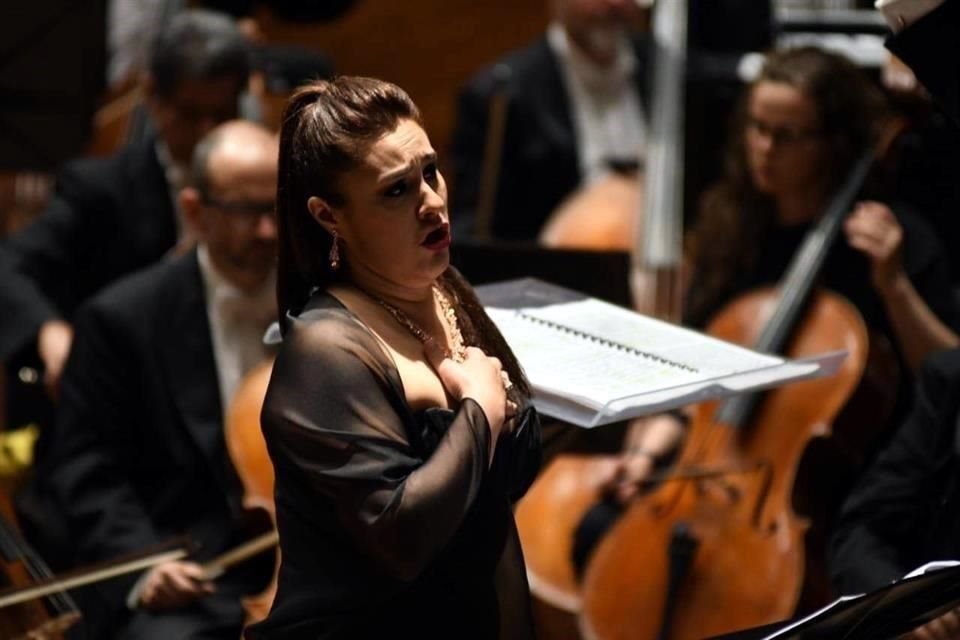 La mezzosoprano Rosa Muñoz entonará obras de Puccini, Respighi y Verdi detrás de un escudo acrílico durante el concierto 'Il tramonto' de la CNO. En la imagen, durante un concierto en 2019.