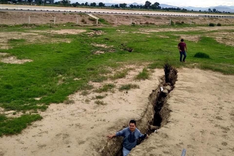 Las grietas están cerca de la carretera Texcoco-Pirámides.