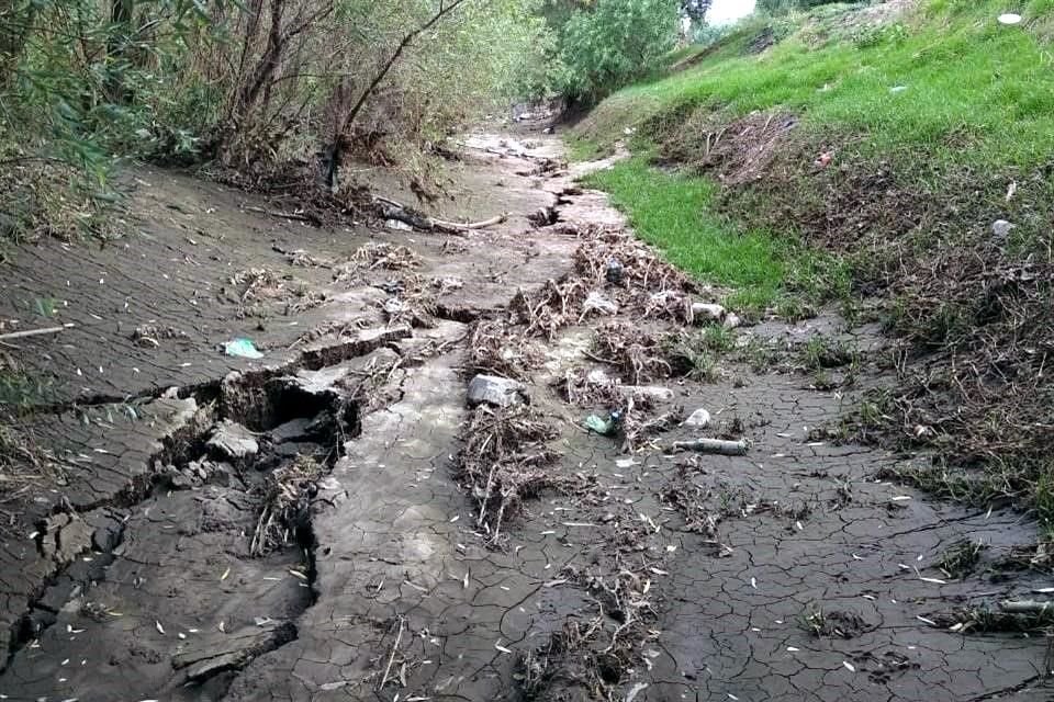 Señalan que grietas se deben a la desecación del Lago de Texcoco para construir el aeropuerto de Texcoco, el cual fue cancelado.