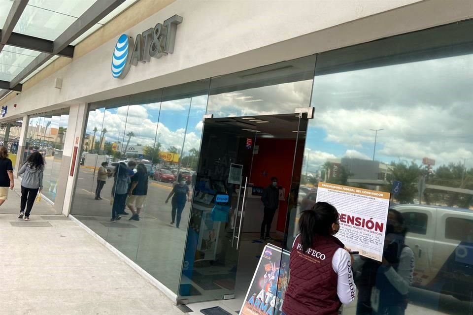 Ante la suspensión, AT&T está revisando la información con las autoridades.