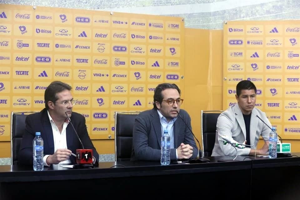 Mauricio Culebro (al centro) habló sobre los retos de Tigres y Tigres Femenil para este semestre.