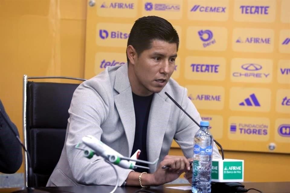 El ex juagdor Hugo Ayala dio su primera conferencia como director deportivo de Tigres Femenil.