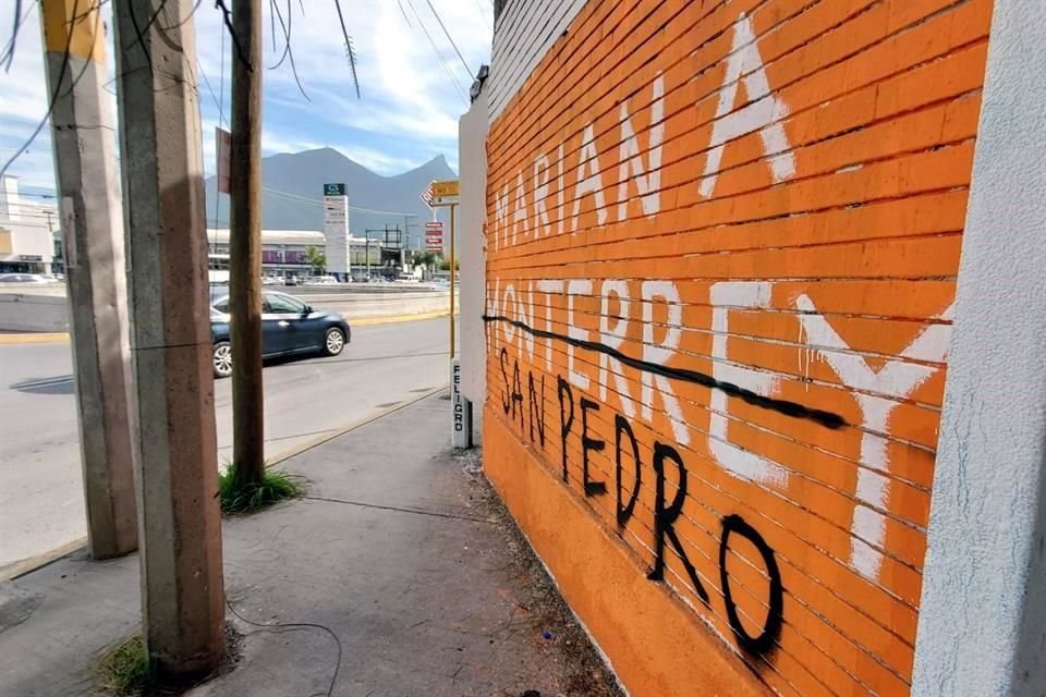 Una de estas bardas 'modificadas' está en la Avenida Revolución.