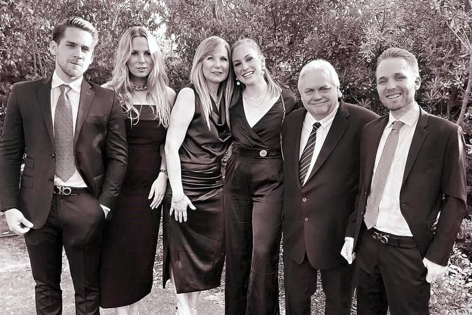 Carlos Bremer y Adriana Ibarra de Bremer con sus hijos Marcelo, Adriana, Paulina y Carlos Bremer Ibarra, en el 2019