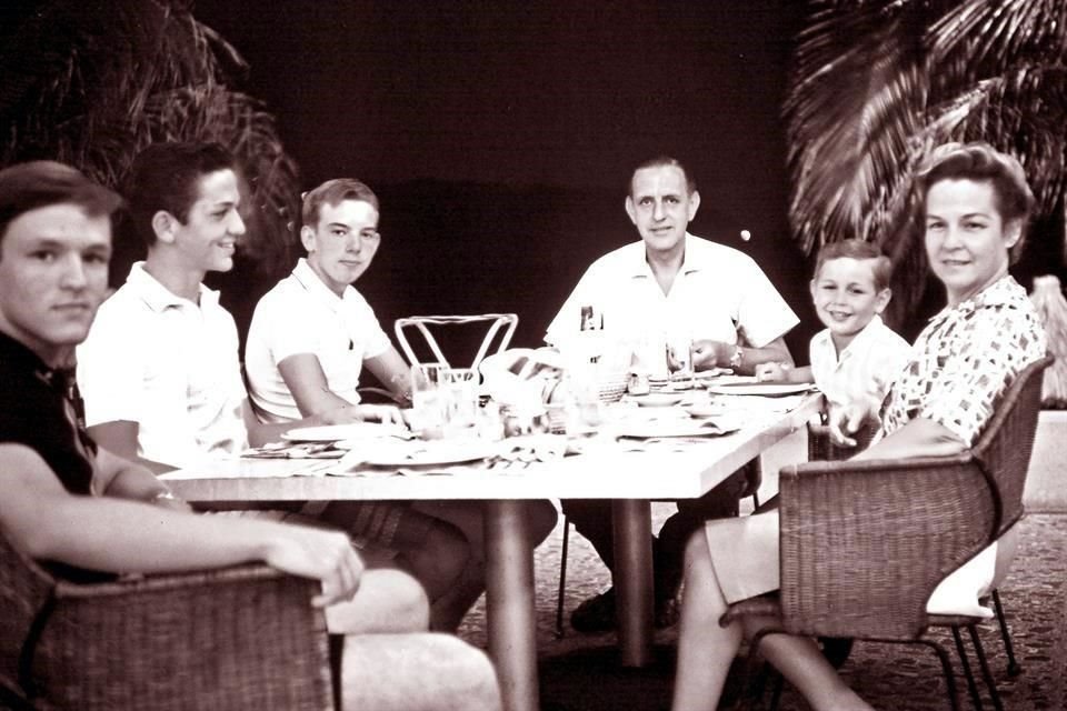 Con sus papás Guillermo Bremer Barrera y Sara Gutiérrez de Bremer, y sus hermanos Billy, Bernardo y Rodrigo Bremer Gutiérrez