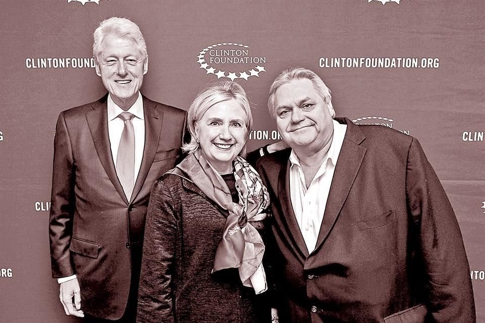 Con el ex presidente de Estados Unidos Bill Clinton y su esposa Hillary Clinton