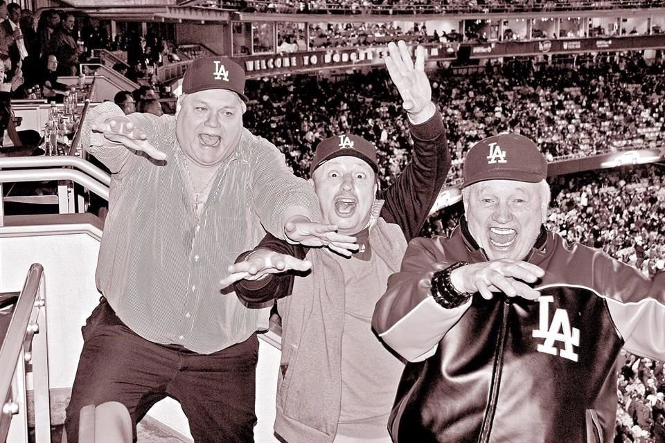 Carlos Bremer, Gonzalo Zambrano y el Obispo Onésimo Cepeda, apoyando a Adrián González 'El Titán', en un juego de Los Dodgers