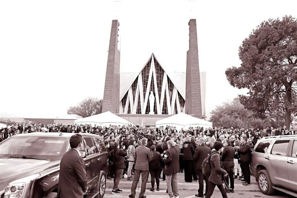Momentos al final de la misa realizada en la Parroquia de Fátima