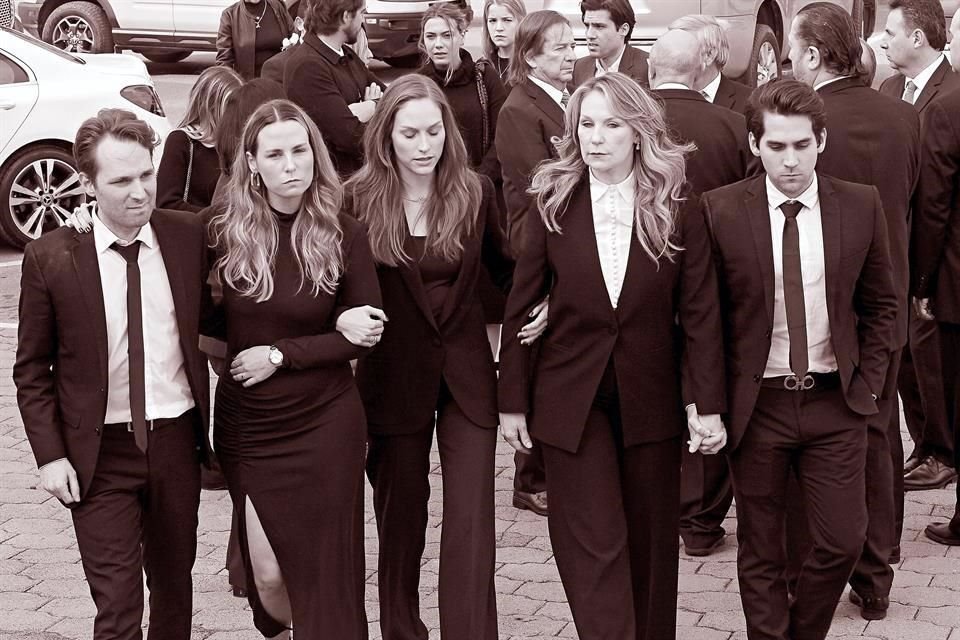 SU FAMILIA LO DESPIDE. Adriana Ibarra de Bremer y sus hijos Carlos, Adriana, Paulina y Marcelo Bremer Ibarra, antes de entrar a la iglesia
