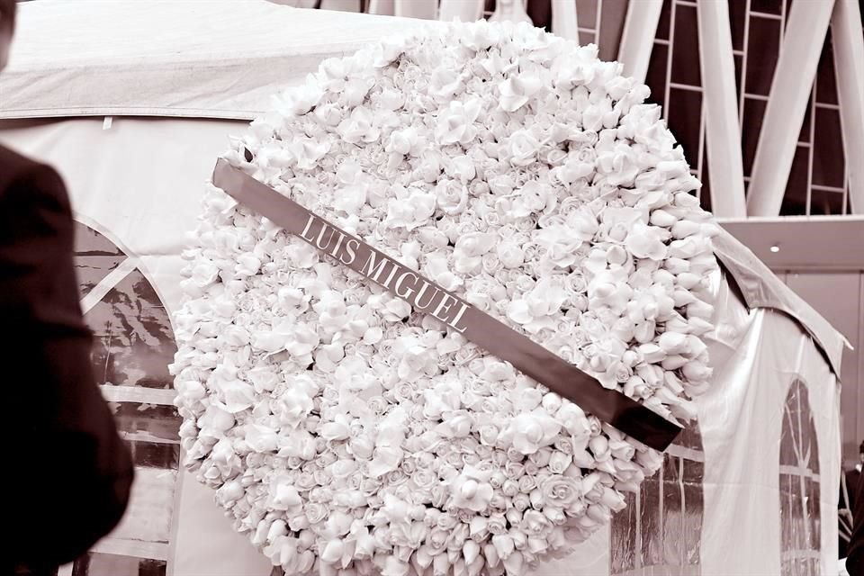 LE MANDA CORONA. Luis Miguel, a quien Bremer ayudó a rescatar su carrera, envió una corona de flores.