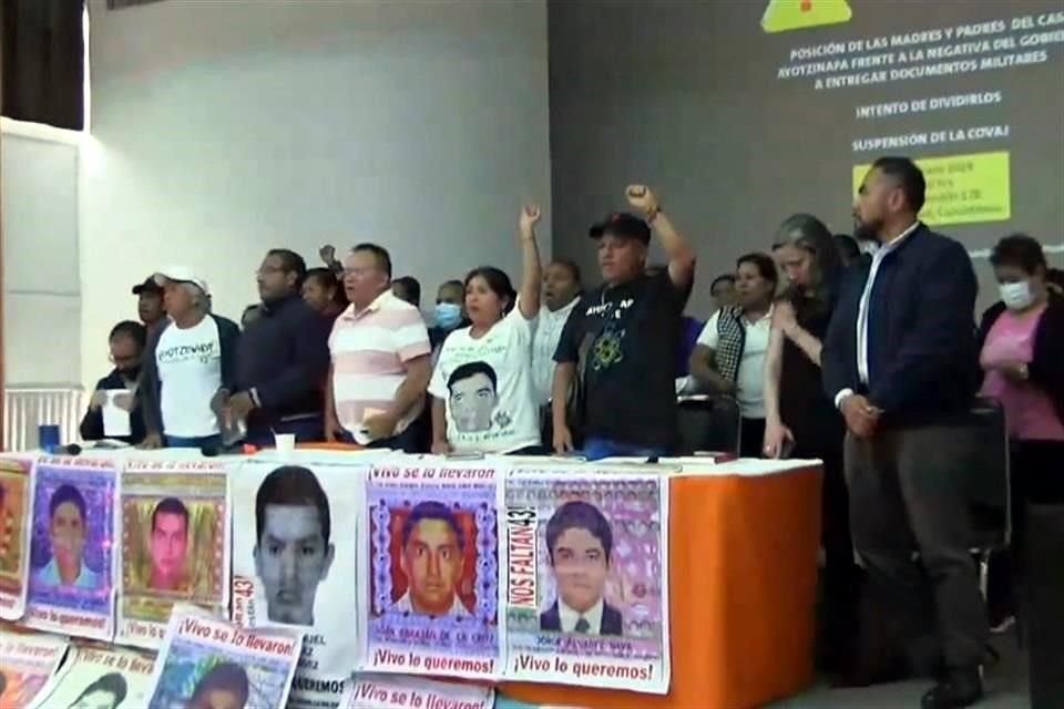 Padres y madres de los 43 señalaron que este jueves se rompió la mesa de diálogo por 'trampas' y 'artimañas' del Gobierno.