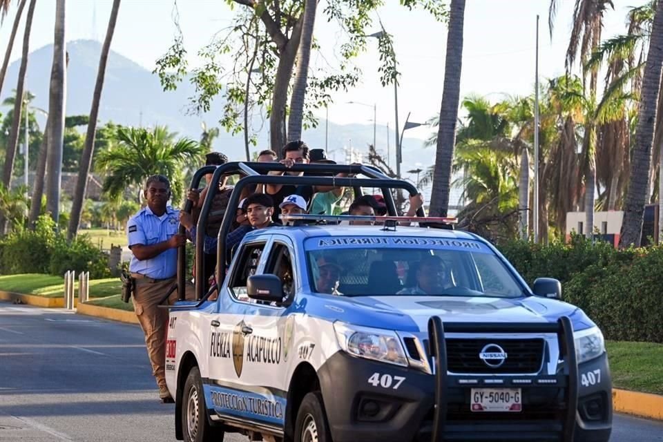 Autoridades ayudaron a usuarios a trasladarse ante falta de transporte.