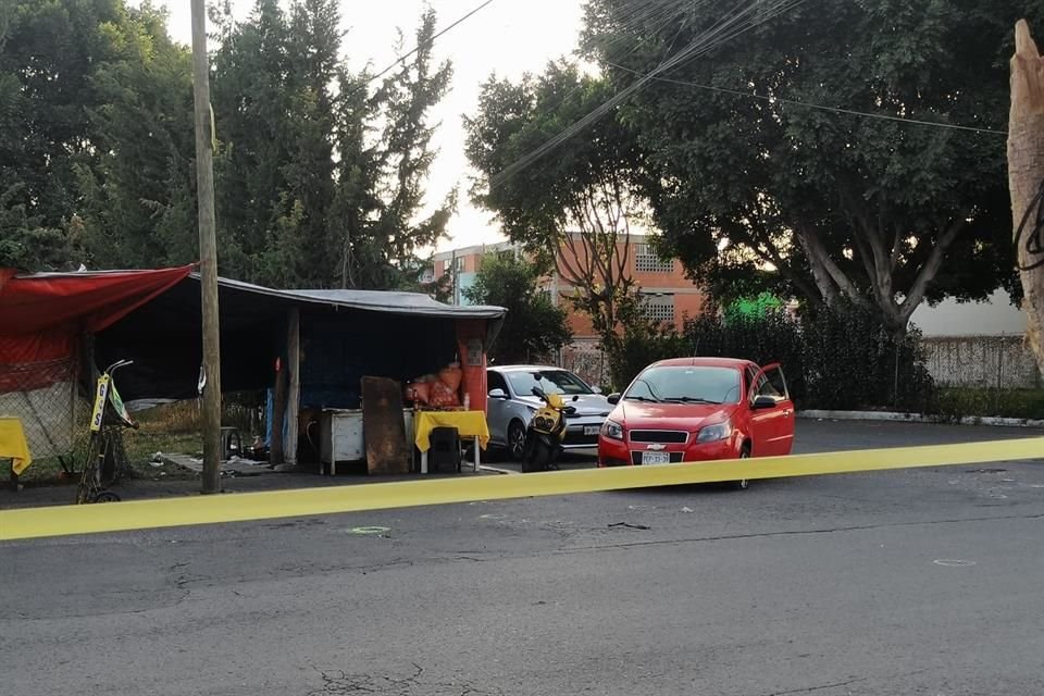 Primeros reportes señalan que ambas personas estaban comprando alimentos en un puesto de garnachas, cuando llegaron dos sujetos en motocicleta y dispararon.