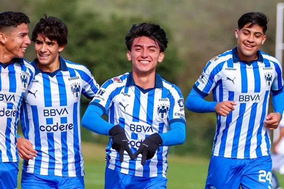 Carlos Frayde (centro) anotó el 2-0 para Rayados Sub 23 ante Puebla.