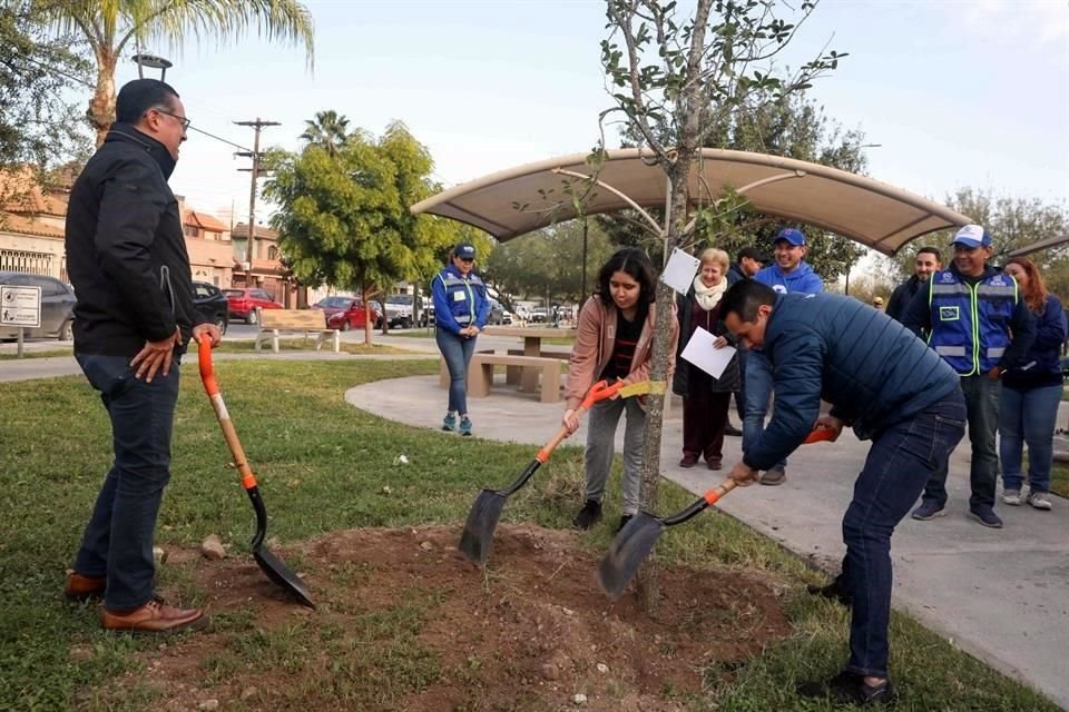 El Alcalde Daniel Carrillo (der.)encabezó la primera jornada del año del programa 'Arboleando San Nicolás'.