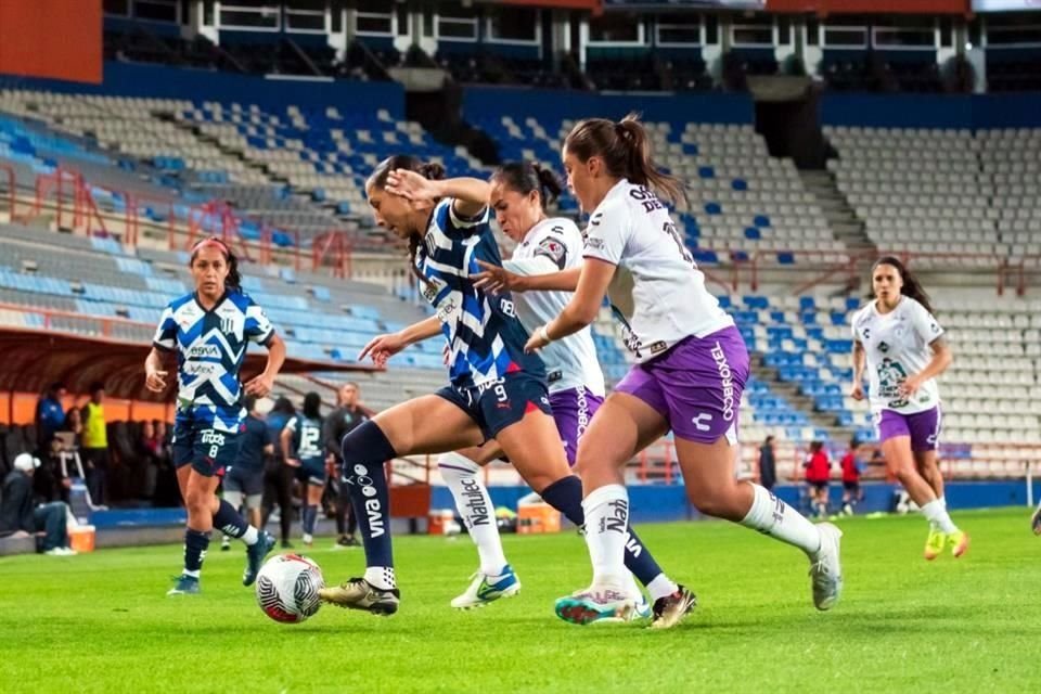 Las albiazules mostraron una cara distinta en la segunda mitad y evitaron la derrota en Pachuca.