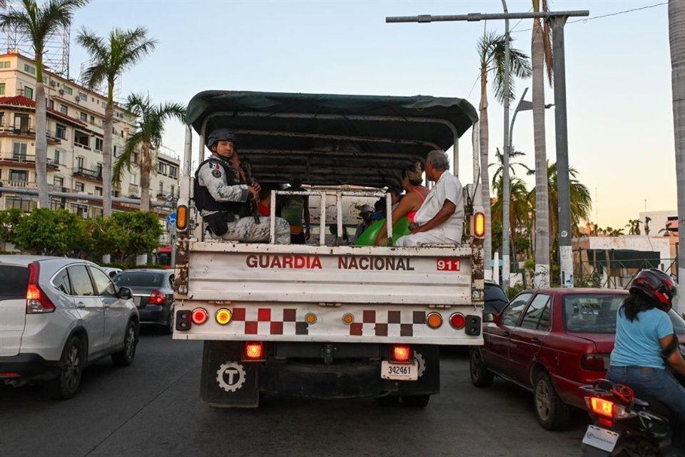 La Guardia Nacional implementó operativo para apoyar en el transporte público de Acapulco, Guerrero, ante crisis causada por violencia.