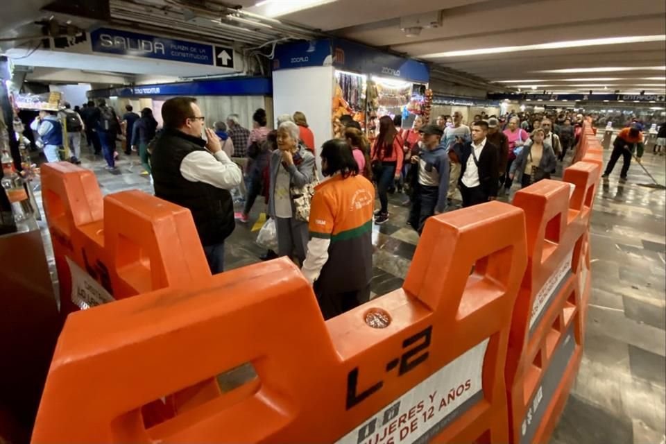 El cierre de entradas al Metro Zócalo afecta a los visitantes. 