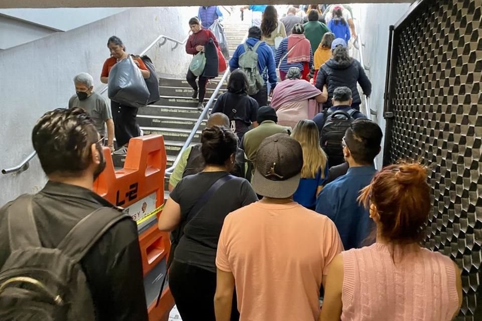 Visitantes que acuden a las áreas peatonalizadas del Zócalo padecen por el cierre de entradas a la estación del Sistema de Transporte Colectivo.