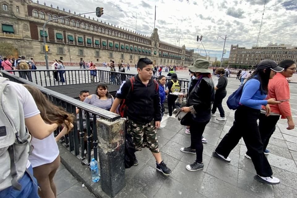 Los dos accesos al Metro Zócalo, existentes dentro la Plaza de la Constitución, están suspendidos.
