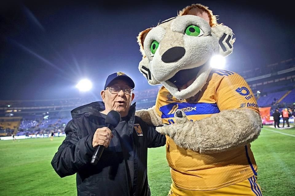 En sus más de cinco décadas al frente del micrófono, 'Guerrerito' nunca ha faltado a un partido en el Estadio Universitario.