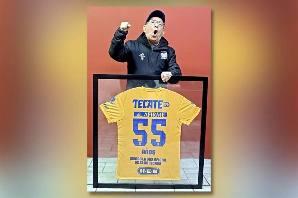 José de Jesús Guerrero 'Guerrerito' con la playera de 55 años como voz oficial de Tigres.