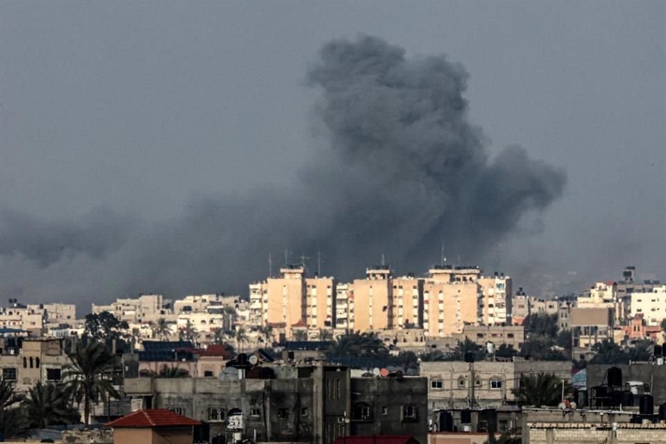 Fotografía tomada desde Rafah muestra humo por encima de edificios de Jan Yunis en la Franja de Gaza, el 14 de enero del 2024.