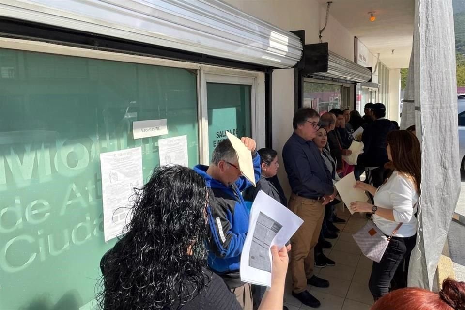 A pesar de que el horario de cierre es a las 16:00 horas, personal del INE ha salido a anunciar que ya no serán atendidos.