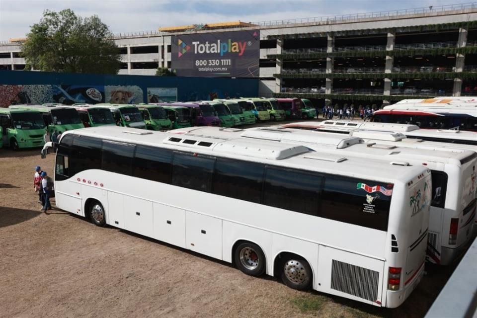 Autobuses y camiones para el traslado de simpatizantes fueron estacionados en fila en la Arena CDMX.