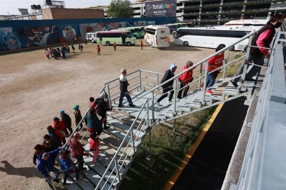 Algunos simpatizantes llegaron a la Arena CDMX en autobuses y camiones.