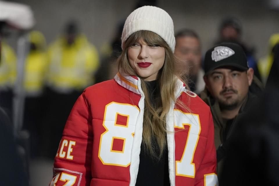 Uno de los motivos que desata las teorías sobre Taylor Swift es su actual noviazgo con el jugador de futbol americano, Travis Kelce.