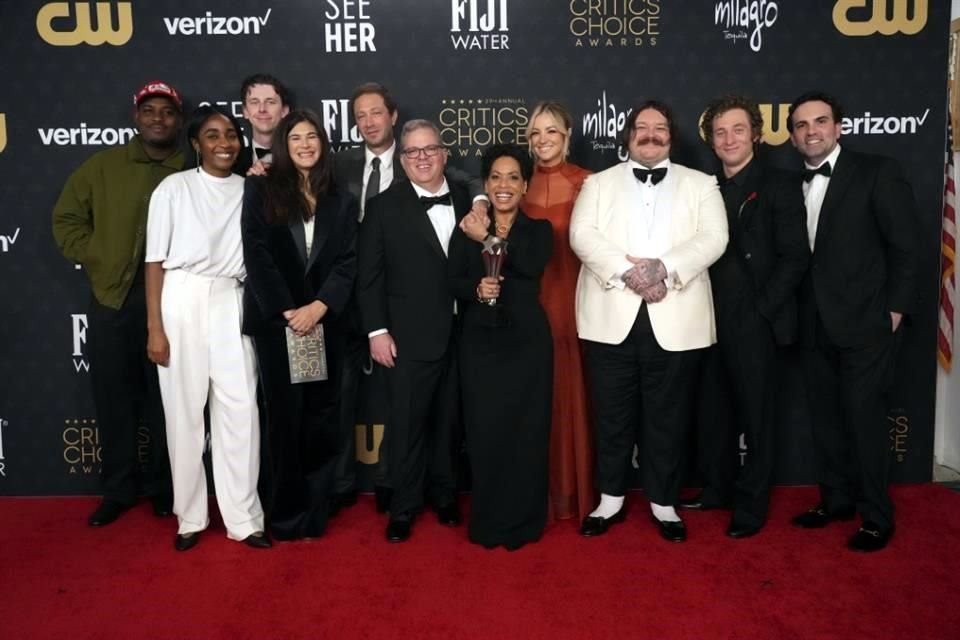 El cast de 'The Bear', feliz por haber ganado Mejor Serie de Comedia.