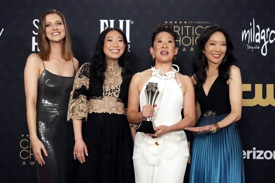 Awkwafina y Sandra Oh, ambas al centro, protagonizan la cinta 'Quiz Lady', que se llevó un galardón.