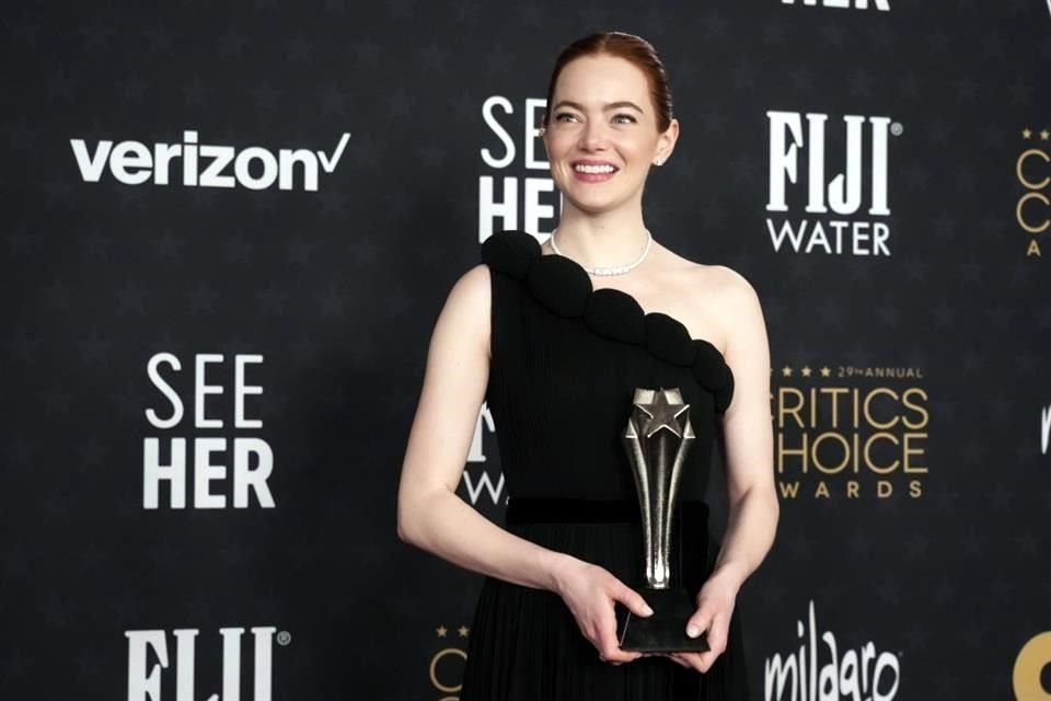 Emma Stone posa con su premio de Mejor Actriz por su rol en 'Pobres Criaturas'.