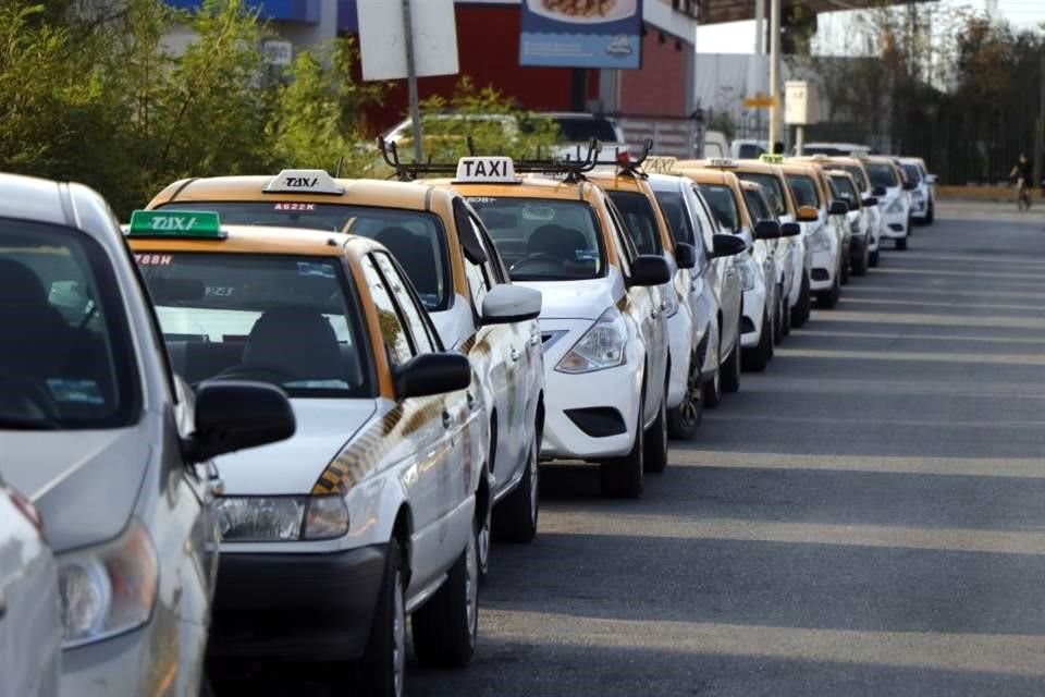 El costo por kilómetro recorrido se mantendrá en 5.22 pesos en los taxis convencionales, y será de 7.57 para las unidades menos contaminantes y de plataforma.