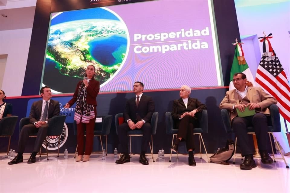 La morenista acudió este 15 de enero a un encuentro con integrantes de la American Society.