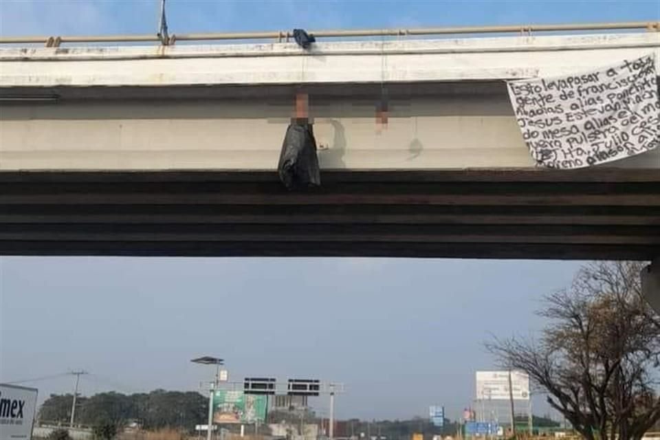 Los restos humanos y el narcomensaje fueron colgados de un puente vehicular.