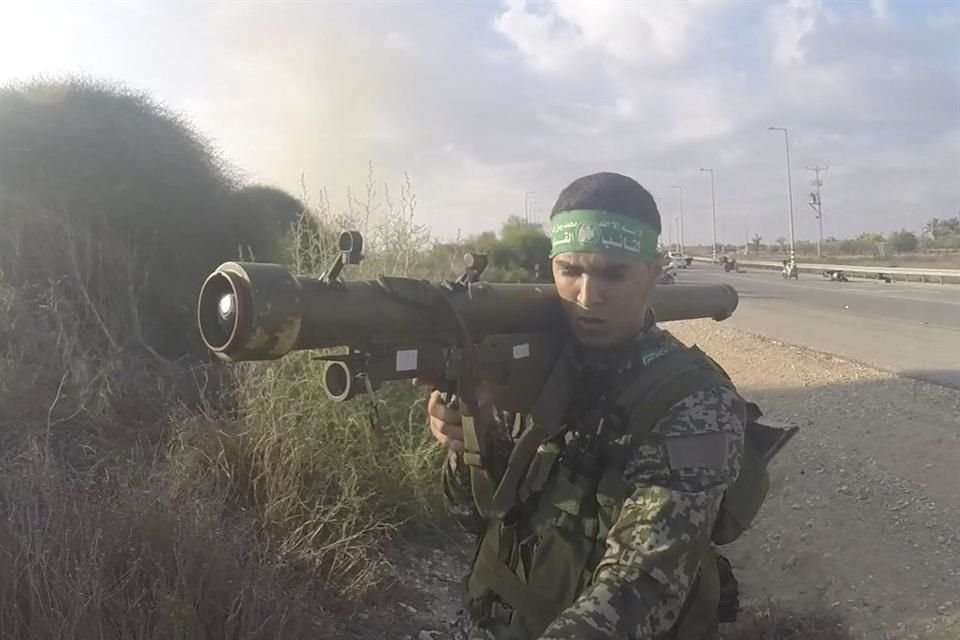 Un combatiente de Hamas sostiene un lanzamisiles de diseño ruso, durante el ataque a Israel del 7 de octubre del 2023.