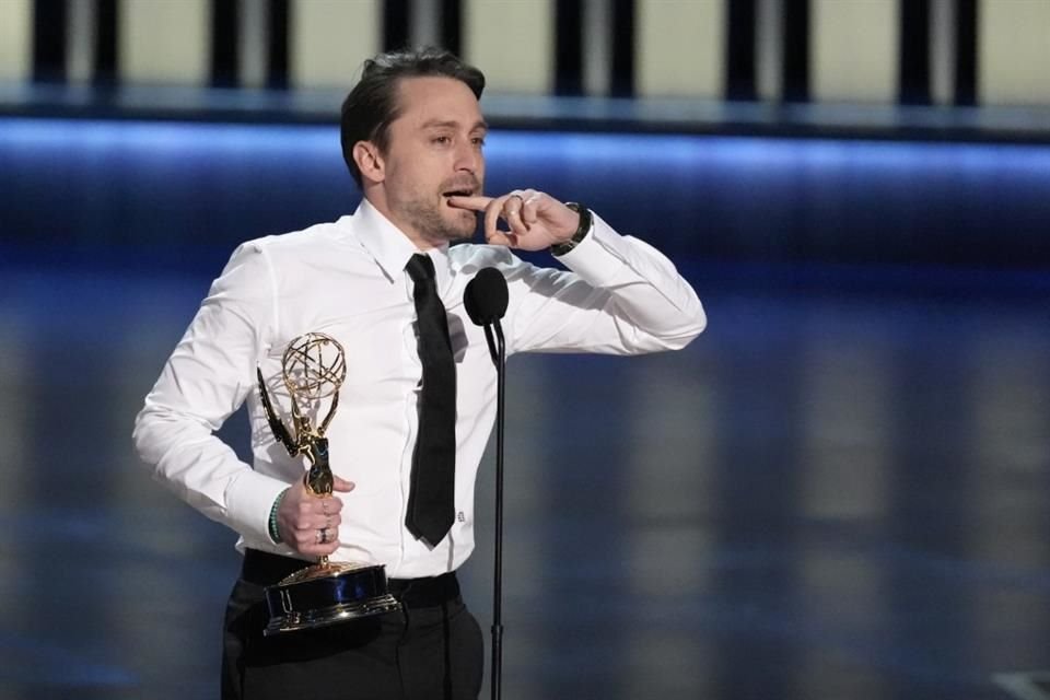 Kieran Culkin recibe el premio a mejor actor de drama por 'Succession'.