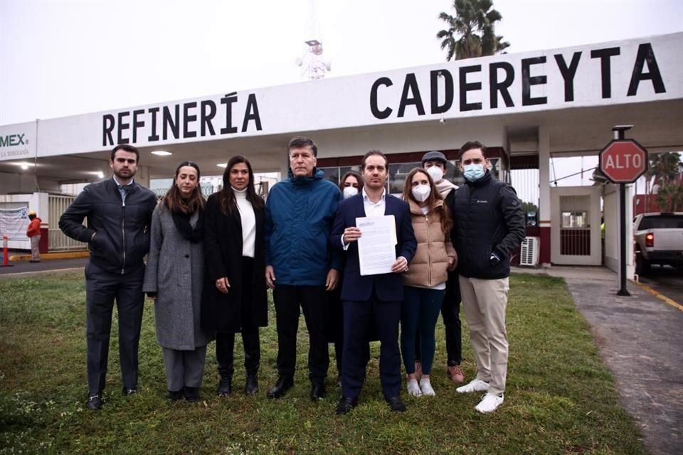 Activistas llevaron la notificación a la Refinería de Pemex para que el gerente comparezca ante la Secretaría de Medio Ambiente.