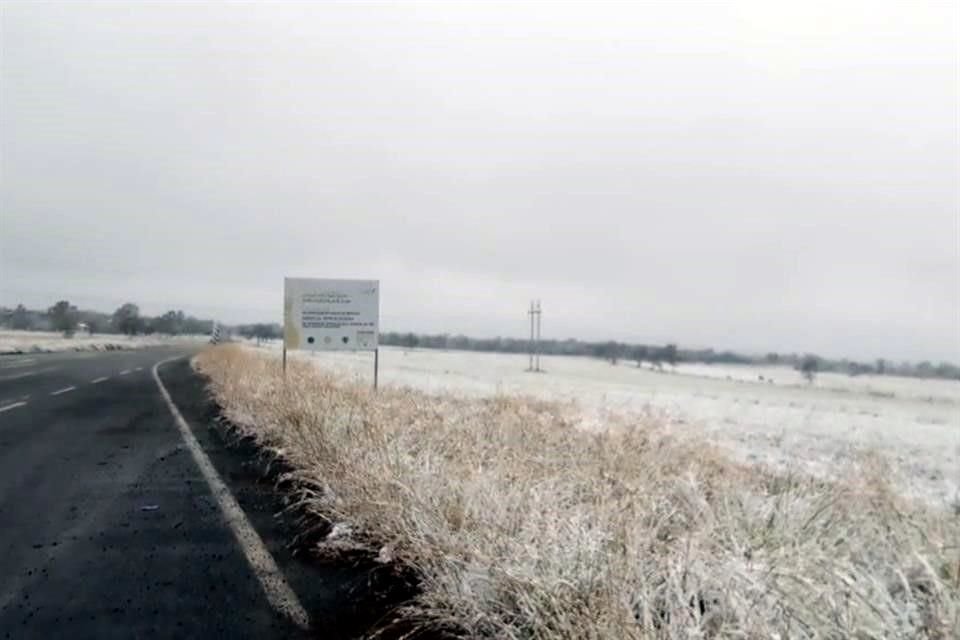 En Montemorelos se reportó la caída de nieve.