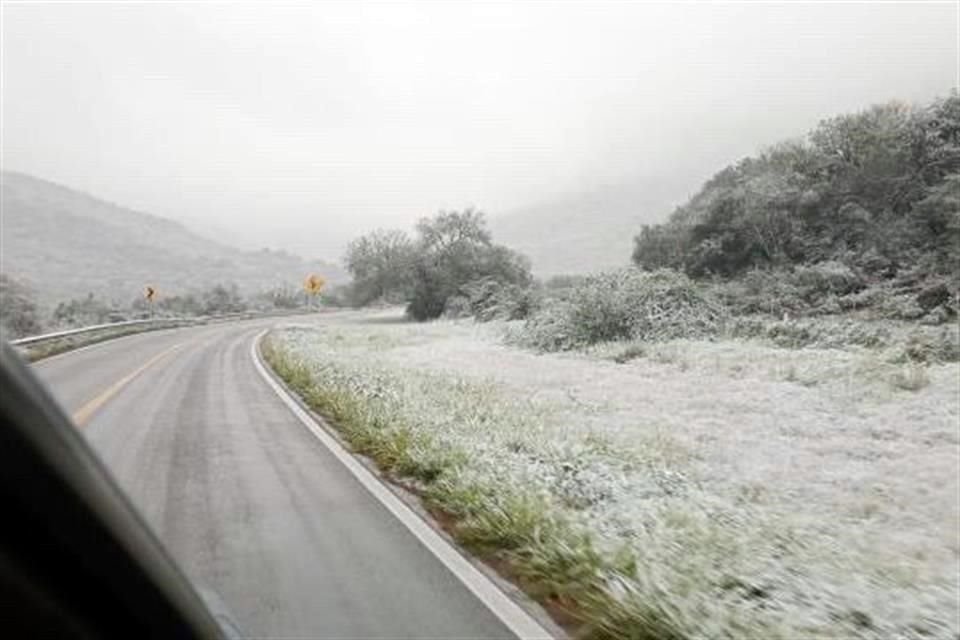 Autoridades pidieron a los automovilistas extremar precauciones al transitar por las carreteras.