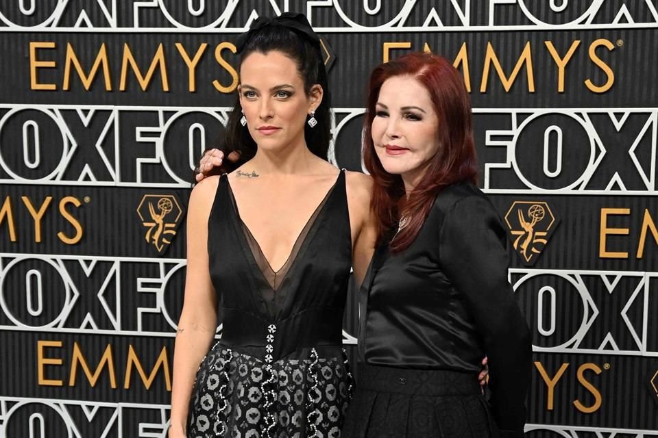 Como nieta y abuela, Riley Keough y Priscilla Presley posaron en la alfombra de los Emmy.