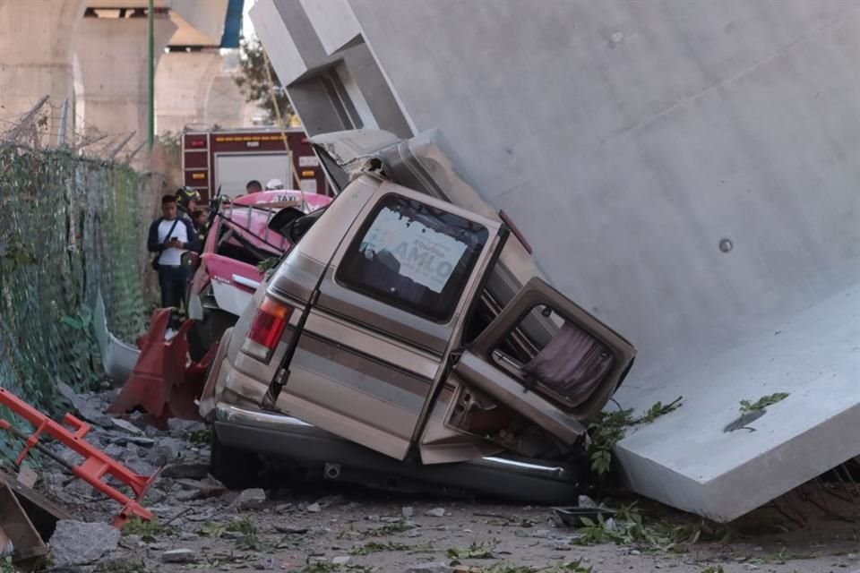 Una camioneta y un taxi fueron aplastados por la caída de una dovela del Tren Interurbano, en Álvaro Obregón.