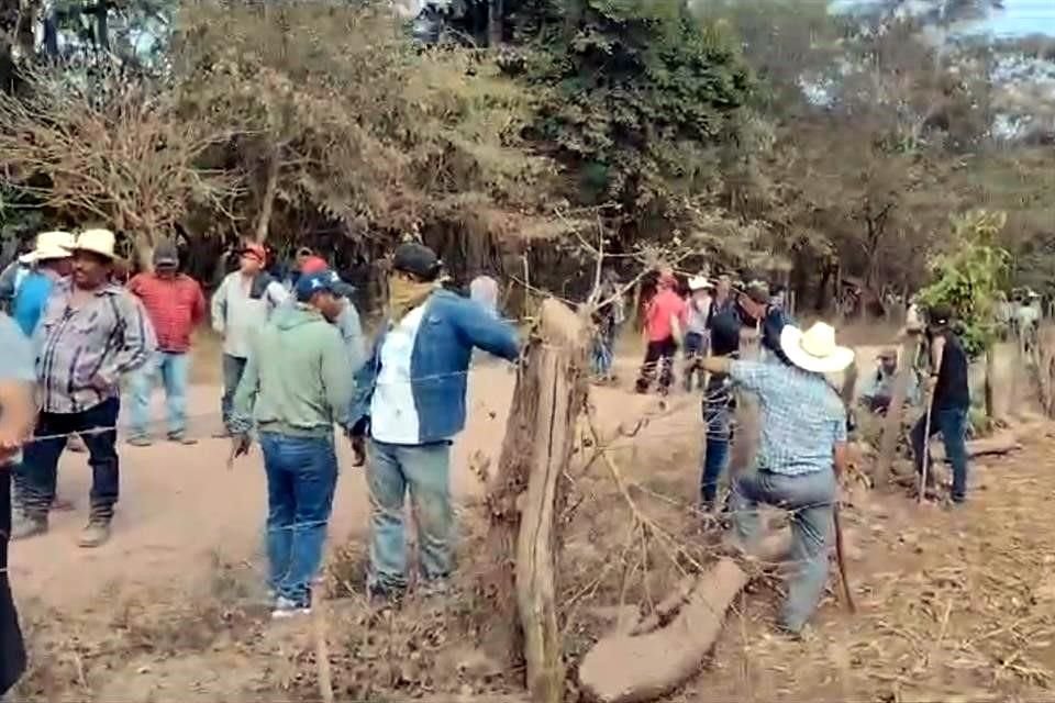 Los campesinos se defendieron con palos y piedras.