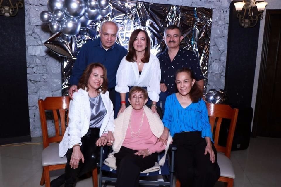 José Luis Valero, Martha Valero, Óscar Valero Rodríguez, Maricarmen Valero Rodríguez, María Rodríguez de Valero y Esperanza Valero