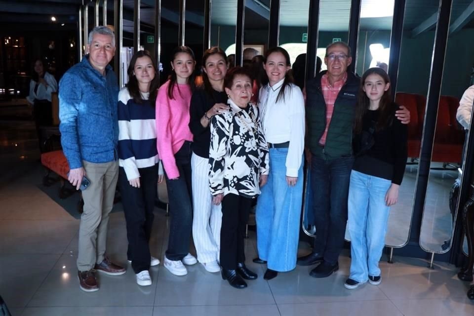 Luis Carral, Naomí Carral, Nailea Carral, Nancy Rodríguez, Pilly Rodríguez, Julián Ramos y María Paula
