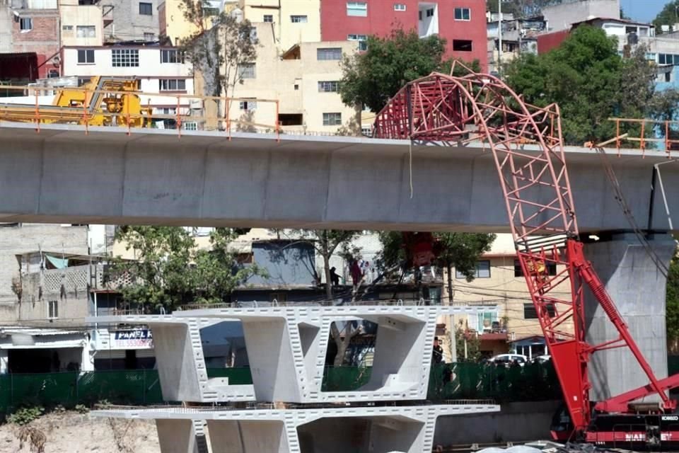 En las obras de construcción del tren 'El Insurgente', se registró la caída de una dovela de concreto dejando saldo de perdidas materiales únicamente.